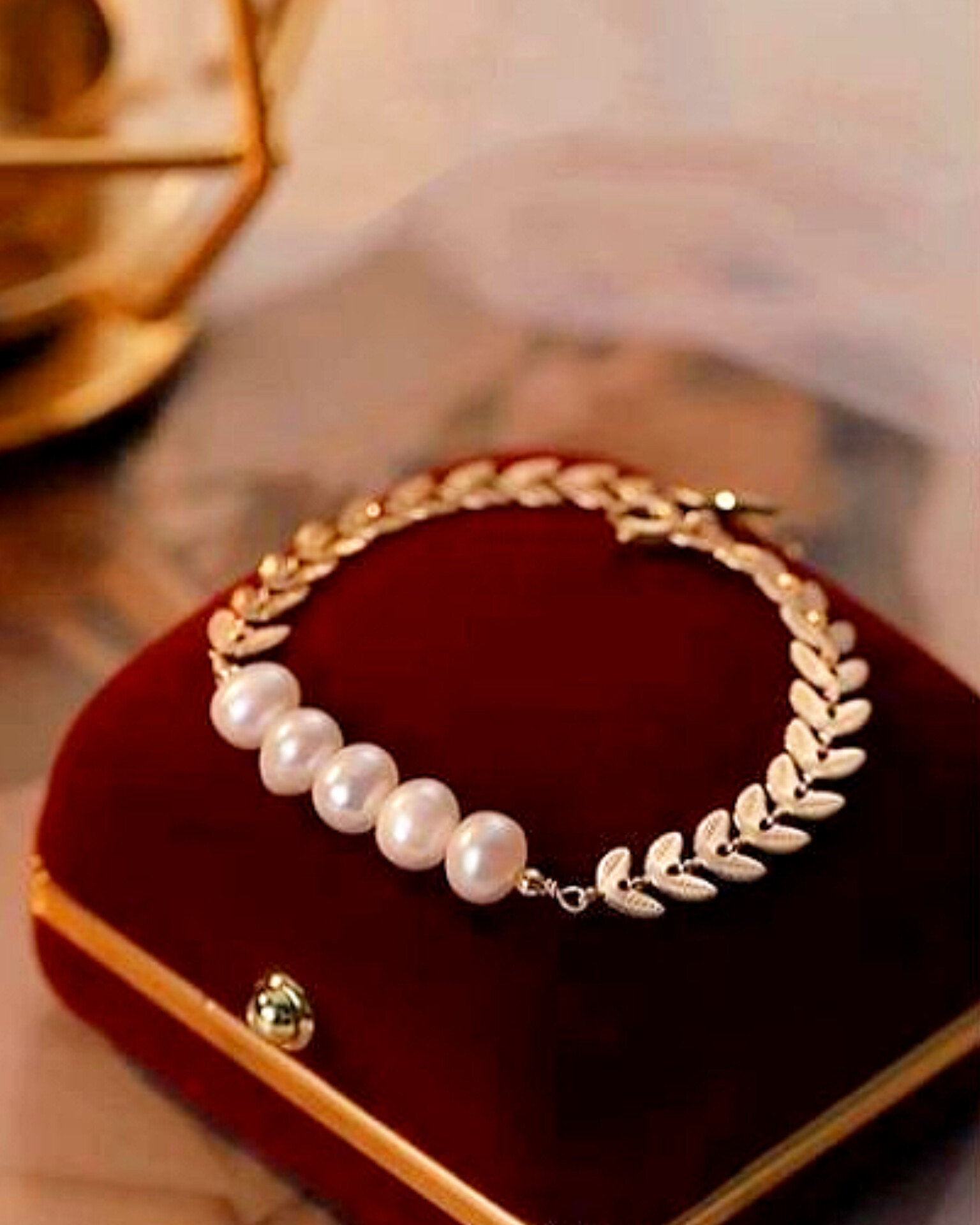 دستبند گندمی شیک مناسب ملکه ها